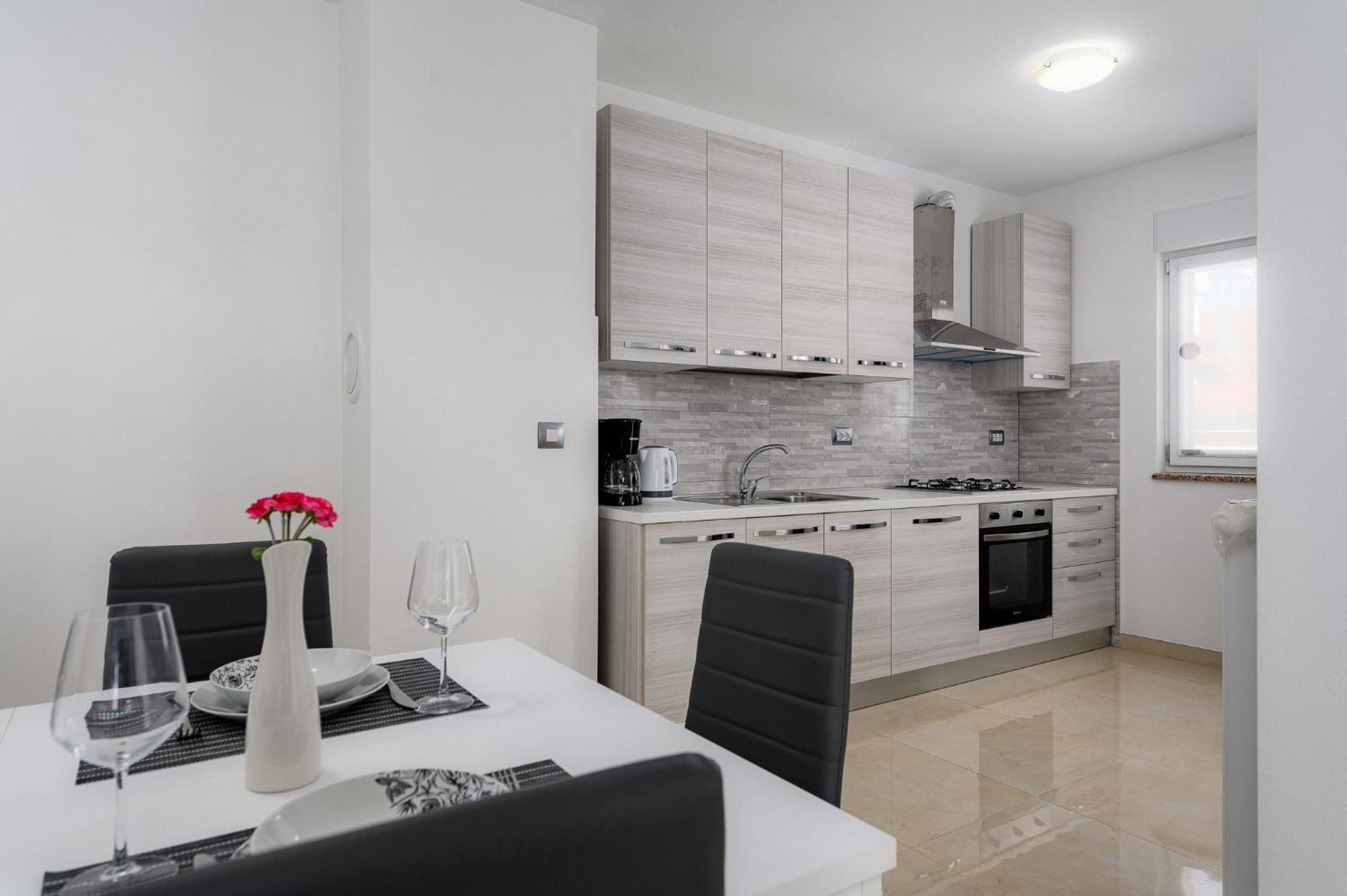 Stancija Amorozo 5 - Apartment N. 7 Porec Exterior photo
